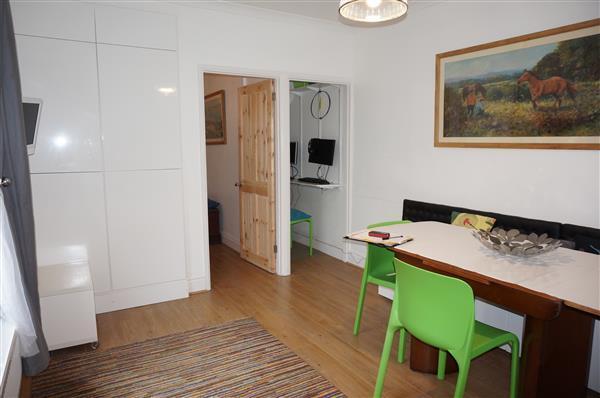 DINING ROOM :