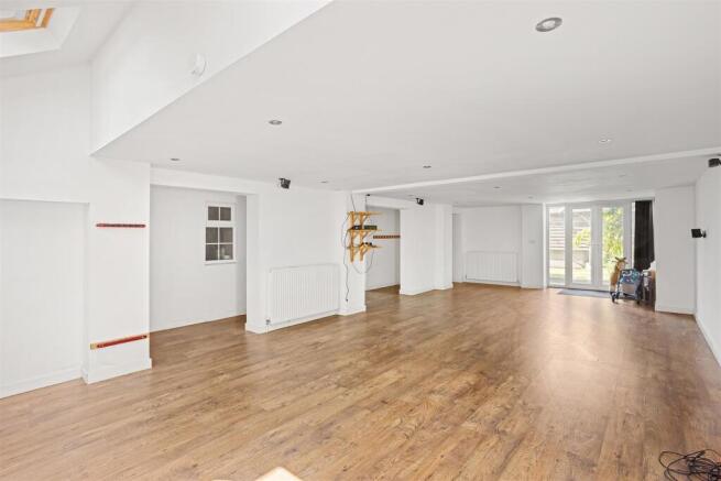 5 bed Detached for sale Image 7
