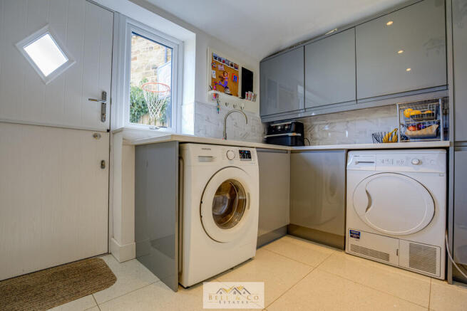 5 bed Detached for sale Image 6