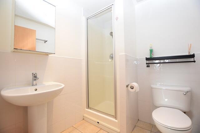 3 bed Apartment to rent Image 6