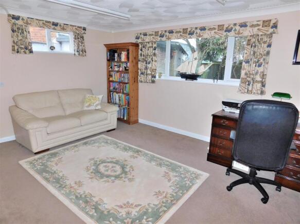 SITTING ROOM.JPG