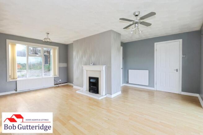 "L" SHAPED LOUNGE / DINING ROOM