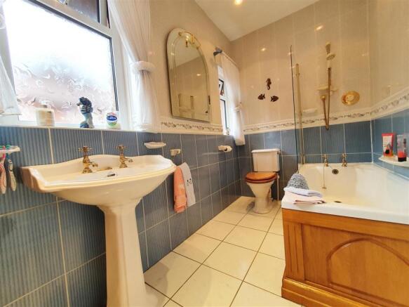 BATHROOM/WC