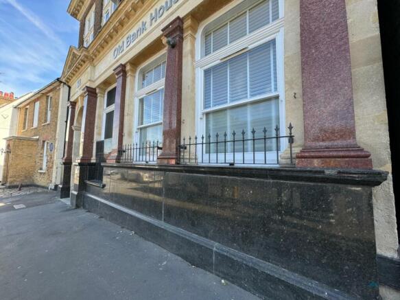 Large 2 Bedroom 1st Floor Flat