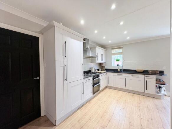 4 bed Detached for sale Image 9