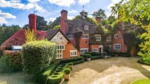 Fox Oak, Seven Hills Road, Hersham, Walton-on-thames KT12 4DG