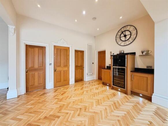 6 bed Detached for sale Image 12