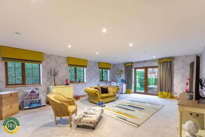 5 bed Detached for sale Image 6