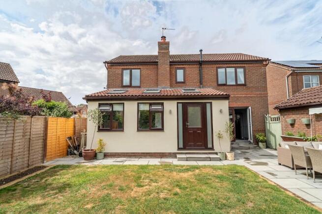 5 bed Detached for sale Image 8