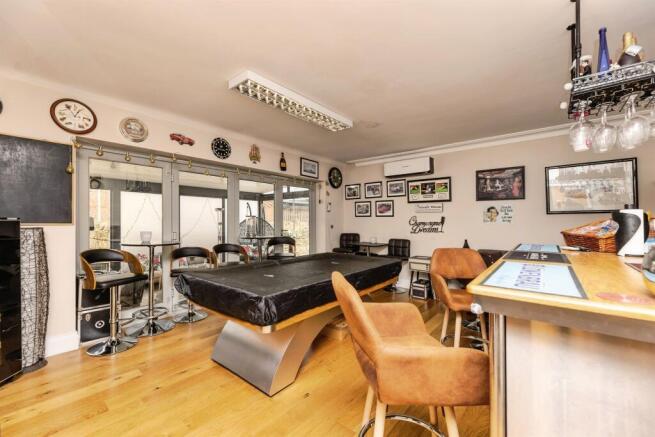 5 bed Detached for sale Image 12