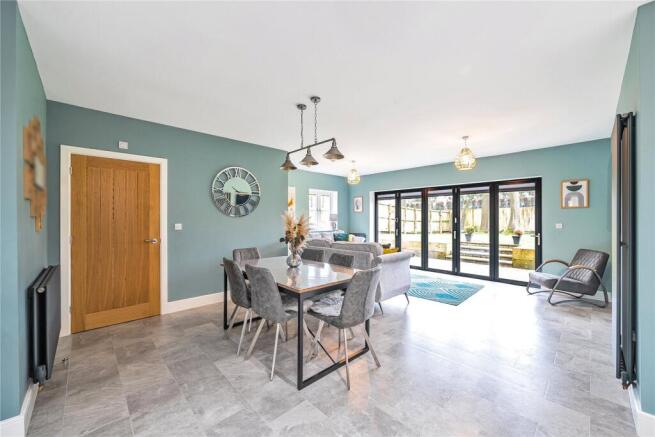 5 bed Detached for sale Image 7