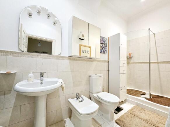 2 bed Flat for sale Image 10