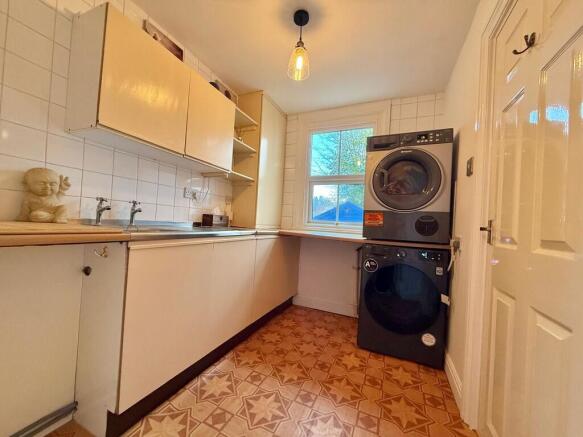 5 bed Semi-Detached for sale Image 10