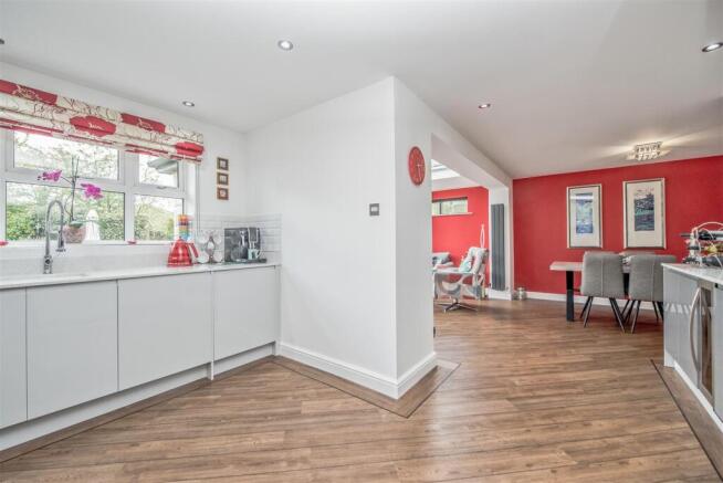 4 bed Detached for sale Image 10