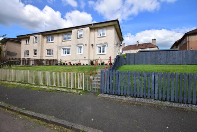 3 bed flat to rent Viewbank Avenue, Calderbank, A
