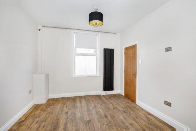 2 bed Terraced to rent Image 6