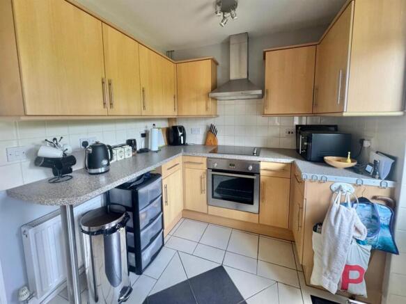2 bed Semi-Detached Bungalow to rent Image 4