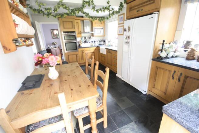 KITCHEN/BREAKFAST RO