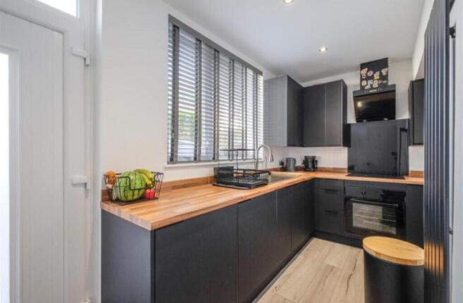 2 bed End of Terrace to rent Image 3