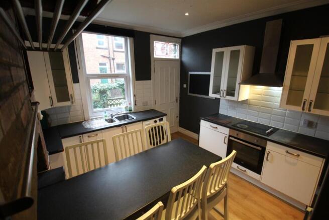 5 bed Terraced to rent Image 4