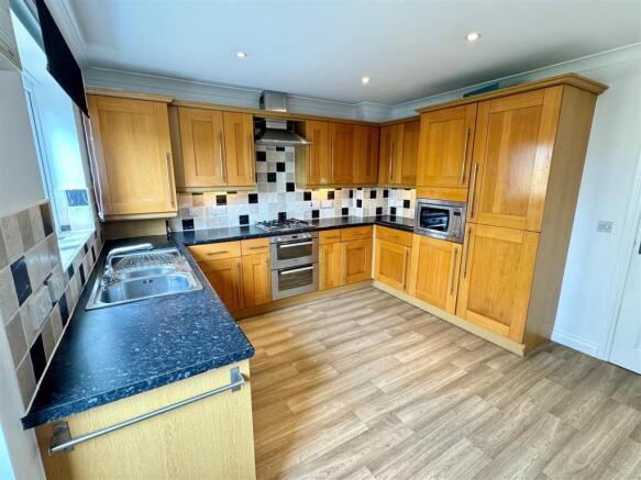 176 Bedowan Meadows Kitchen 01.jpg