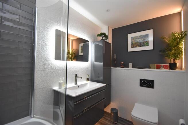Bathroom (2).JPG