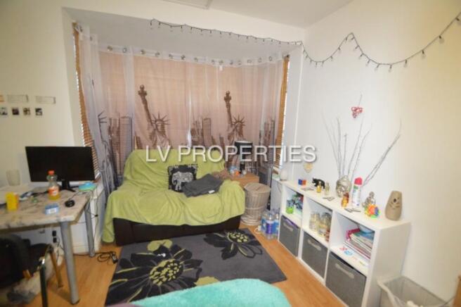 4 bed Flat to rent Image 10