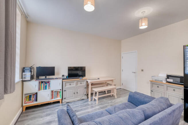 Kitchen / Lounge ...