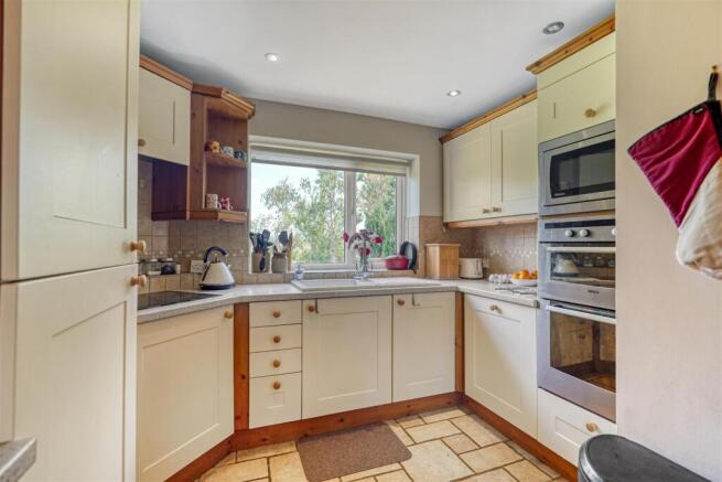 3 bed Semi-Detached for sale Image 9