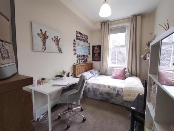 Well-presented double bedroom with a comfy bed ...