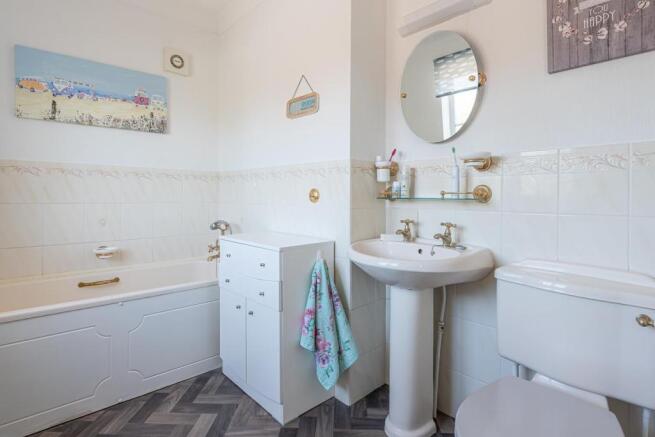MASTER EN-SUITE