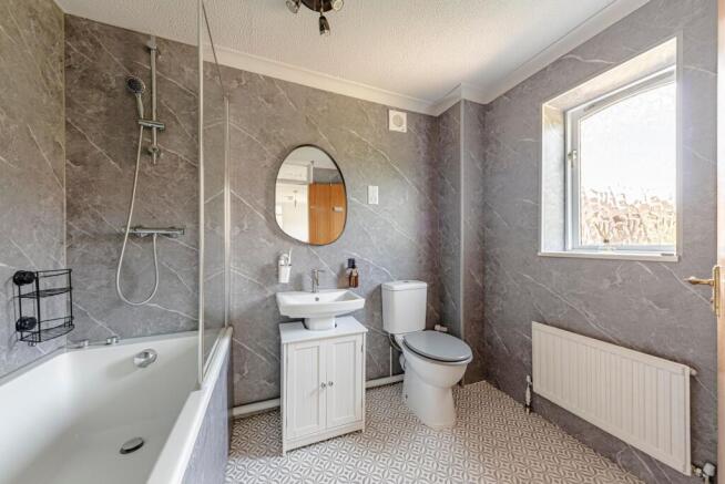 Bathroom W.C (2)