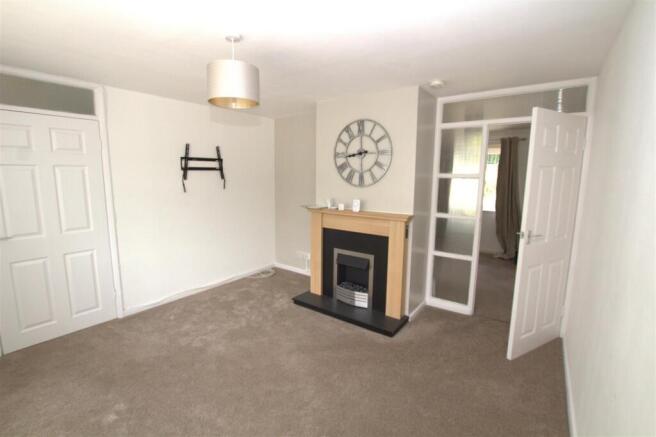 8 frontroom 3.jpg