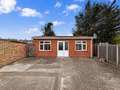 Ash Grove, Heston, TW5