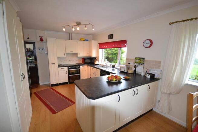 KITCHEN / BREAKFAST ROOM