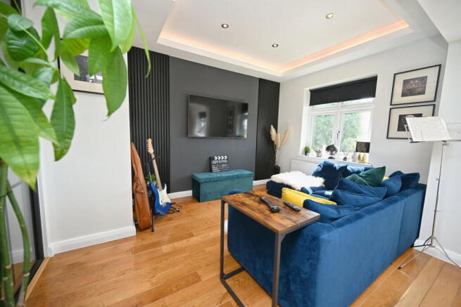 6 bed Detached for sale Image 11