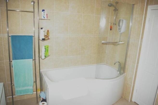 ONE OF 2 BATHROOMS