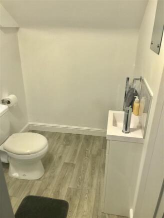 Room 4 Ensuite (1).jpg