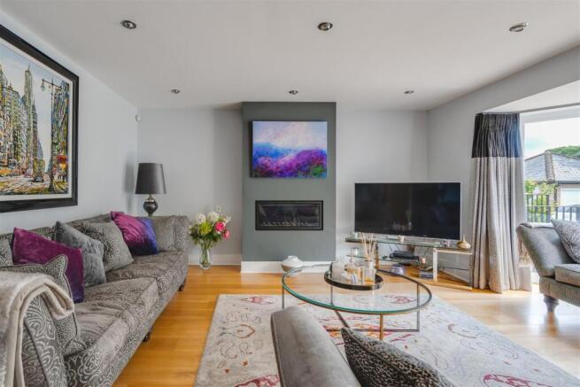5 bed Semi-Detached for sale Image 10