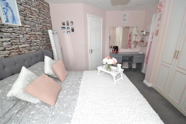 4 bed Semi-Detached for sale Image 12