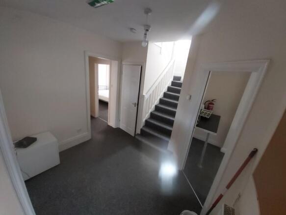 9 bed Semi-Detached to rent Image 4