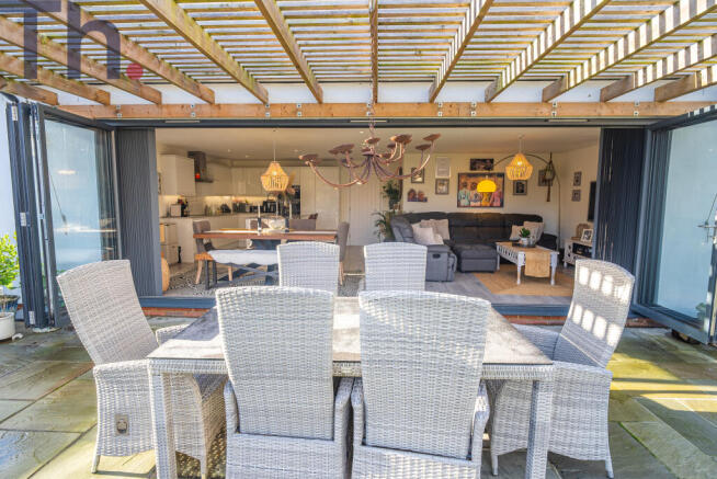 Family Dining al-fresco