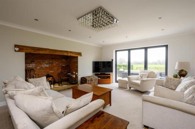 4 bed Detached for sale Image 8
