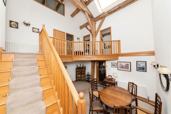 FIRST FLOOR LANDING