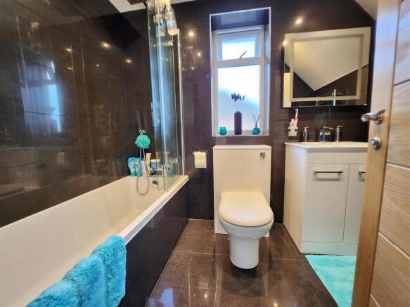 BATHROOM/WC