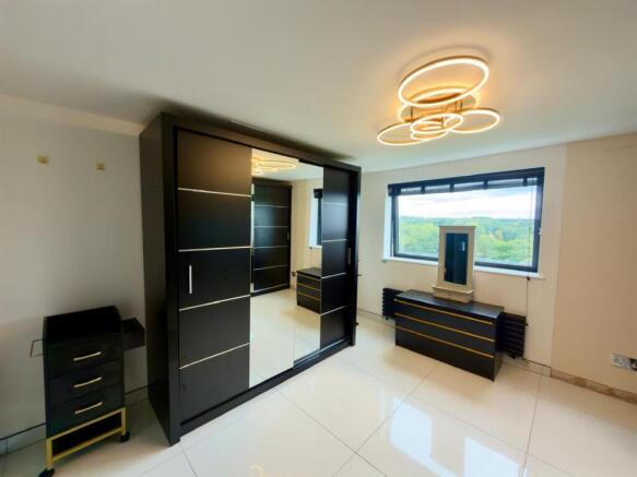 3 bed Apartment to rent Image 10