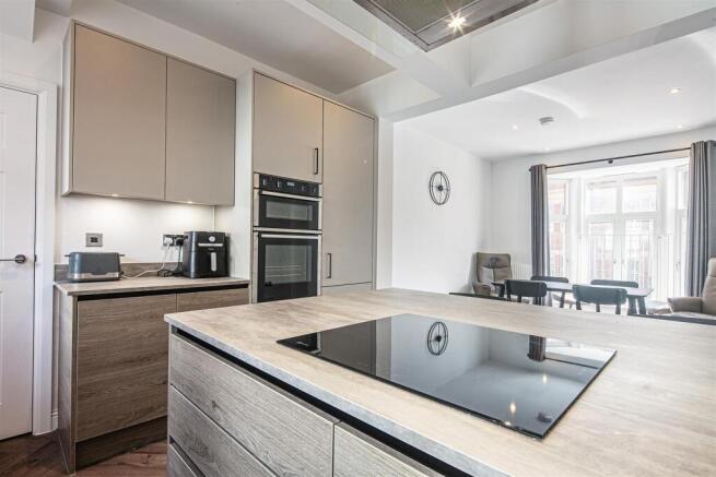 4 bed Flat for sale Image 7