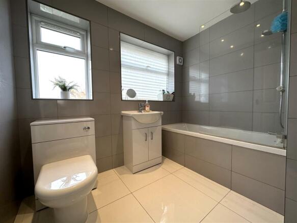 Stylish Modern Bathroom 998