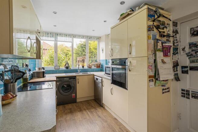 4 bed Semi-Detached for sale Image 11