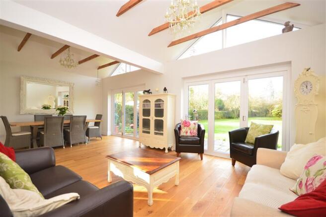 Lounge / Dining Area